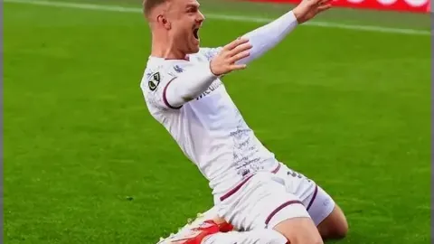 “中国高校篮球名人堂首次开堂，九位篮球英才获誉上榜”